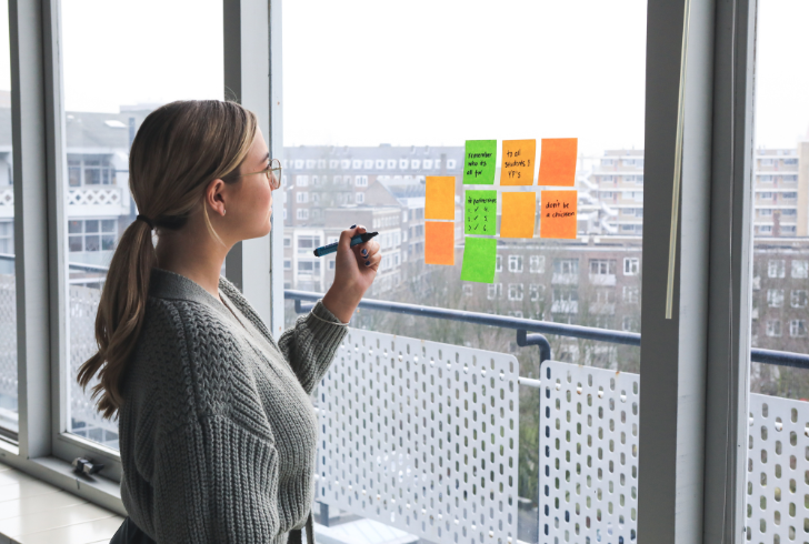 Pexels | Magnetme | As job seekers contemplate transitioning, insights into current job market trends become crucial.